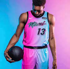 Miami Heat pobijedio je San Antonio Spurse u domaćem porazu 111-115